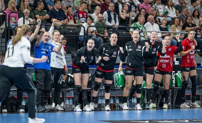 Jubel auf der Thueringer Bank nach einer gelungenen Parade von Laura Kuske (Torwart, Thueringer HC, 11) GER, HSG Blomberg-Lippe vs. Thueringer HC, Handball, HBF Supercup 2025, Finale, 23.08.2025. GER, HSG Blomberg-Lippe vs. Thueringer HC, Handball, HBF Supercup 2025, Finale, 23.08.2025. Muenchen Copyright: xEibner-Pressefoto HeikexFeinerx EP_HFR