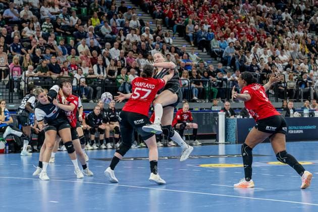Josefine Hanfland (Thueringer HC, 57) verteidigt gegen Nieke Kuehne (HSG Blomberg-Lippe, 9), links Natsuki Aizawa (Thueringer HC, 23), rechts Sharon Nooitmeer (Thueringer HC, 3) GER, HSG Blomberg-Lippe vs. Thueringer HC, Handball, HBF Supercup 2025, Finale, 23.08.2025. GER, HSG Blomberg-Lippe vs. Thueringer HC, Handball, HBF Supercup 2025, Finale, 23.08.2025. Muenchen Copyright: xEibner-Pressefoto HeikexFeinerx EP_HFR