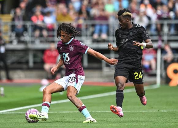 Hannibal Mejbri of Burnley (left) and Simon Adingra of Sunderland Burnley v Sunderland, Premier League, Football, Turf Moor, Burnley, UK - 23 Aug 2025Burnley Turf Moor United Kingdom EDITORIAL USE ONLY No use with unauthorised audio, video, data, fixture lists, club league logos or live services. Online in-match use limited to 120 images, no video emulation. No use in betting, games or single club league player publications. Copyright: xRichardxLee Shutterstockx 15449569ae