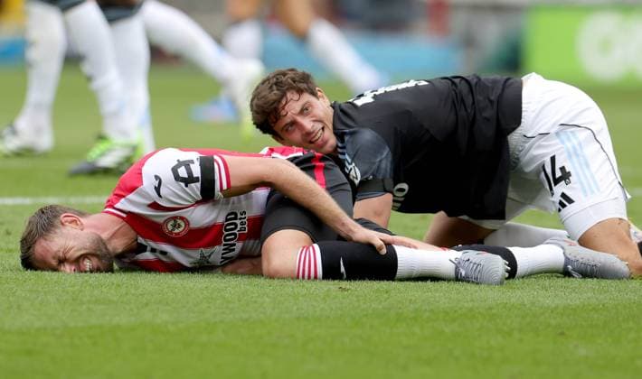 Pau Torres of Aston Villa and Jordan Henderson of Brentford clash Brentford v Aston Villa, Premier League, Football, Gtech Community Stadium, London, UK - 23 Aug 2025London Gtech Community Stadium United Kingdom EDITORIAL USE ONLY No use with unauthorised audio, video, data, fixture lists, club league logos or live services. Online in-match use limited to 120 images, no video emulation. No use in betting, games or single club league player publications. Copyright: xAndrewxParsons Shutterstockx 15449567j