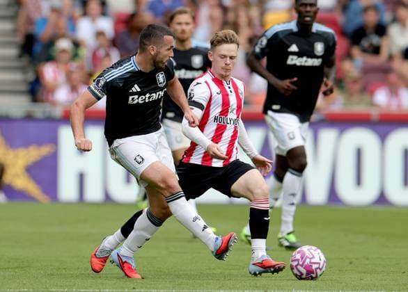 John McGinn of Aston Villa and Keane Lewis-Potter of Brentford clash Brentford v Aston Villa, Premier League, Football, Gtech Community Stadium, London, UK - 23 Aug 2025London Gtech Community Stadium United Kingdom EDITORIAL USE ONLY No use with unauthorised audio, video, data, fixture lists, club league logos or live services. Online in-match use limited to 120 images, no video emulation. No use in betting, games or single club league player publications. Copyright: xAndrewxParsons Shutterstockx 15449567n