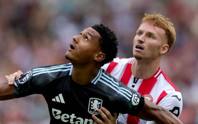 Sepp van den Berg of Brentford and Ollie Watkins of Aston Villa Brentford v Aston Villa, Premier League, Football, Gtech Community Stadium, London, UK - 23 Aug 2025London Gtech Community Stadium United Kingdom EDITORIAL USE ONLY No use with unauthorised audio, video, data, fixture lists, club league logos or live services. Online in-match use limited to 120 images, no video emulation. No use in betting, games or single club league player publications. Copyright: xAndrewxParsons Shutterstockx 15449567o