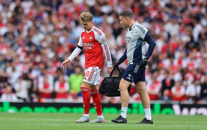 Martin Odegaard of Arsenal struggles Arsenal v Leeds United, Premier League, Football, Emirates Stadium, London, UK - 23 Aug 2025London Emirates Stadium United Kingdom EDITORIAL USE ONLY No use with unauthorised audio, video, data, fixture lists, club league logos or live services. Online in-match use limited to 120 images, no video emulation. No use in betting, games or single club league player publications. Copyright: xMichaelxZemanek Shutterstockx 15451837p