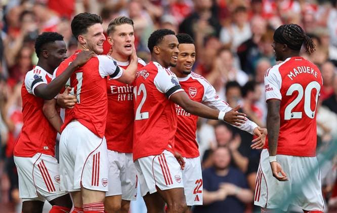 Viktor Gyokeres of Arsenal celebrates scoring their sides third goal with team-mates Arsenal v Leeds United, Premier League, Football, Emirates Stadium, London, UK - 23 Aug 2025London Emirates Stadium United Kingdom EDITORIAL USE ONLY No use with unauthorised audio, video, data, fixture lists, club league logos or live services. Online in-match use limited to 120 images, no video emulation. No use in betting, games or single club league player publications. Copyright: xMichaelxZemanek Shutterstockx 15451837ac