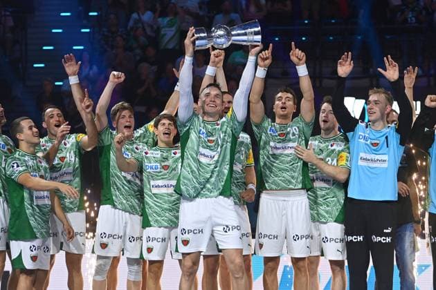 Siegerehrung,Teamfoto,Team,Mannschaft, Mannschaftsfoto Lasse Bredekjaer ANDERSSON (Fuechse Berlin) mit Pokal,Cup,Trophaee. Jubel,Freude,Begeisterung, Handball Super Cup 2025 der Maenner Fuechse Berlin vs. THW Kiel am 23.08.2025, SAP GARDEN Muenchen.