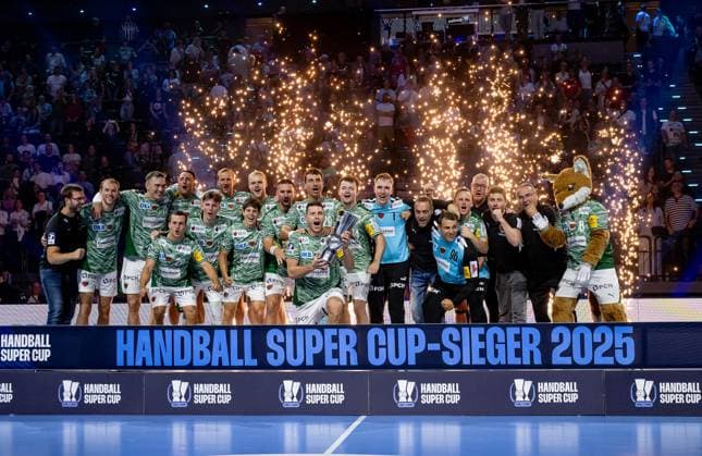 Die Fuechse Berlin gewinnen mit 34:33 nach Siebenmeterschiessen den Gewinn des HBL Supercup 2025 und feiern das dementsprechend bei der Siegerehrung GER, Fuechse Berlin vs. THW Kiel, Handball, HBL Supercup 2025, Finale, 23.08.2025. GER, Fuechse Berlin vs. THW Kiel, Handball, HBL Supercup 2025, Finale, 23.08.2025. Muenchen Copyright: xEibner-Pressefoto HeikexFeinerx EP_HFR