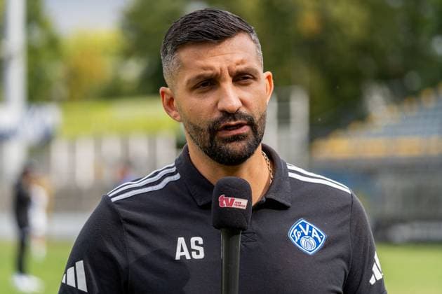 Freisteller, Portrait Aytac Sulu (SV Viktoria Aschaffenburg, Cheftrainer) bei einem Interview, GER, SV Viktoria Aschaffenburg vs. FC Memmingen, Fussball, Regionalliga Bayern, 5. Spieltag, Saison 2025 2026, 23.08.2025, GER, SV Viktoria Aschaffenburg vs. FC Memmingen, Fussball, Regionalliga Bayern, 5. Spieltag, Saison 2025 2026, 23.08.2025 Aschaffenburg Copyright: xEibner-Pressefoto Jan-NiclasxGrox EP_JGG