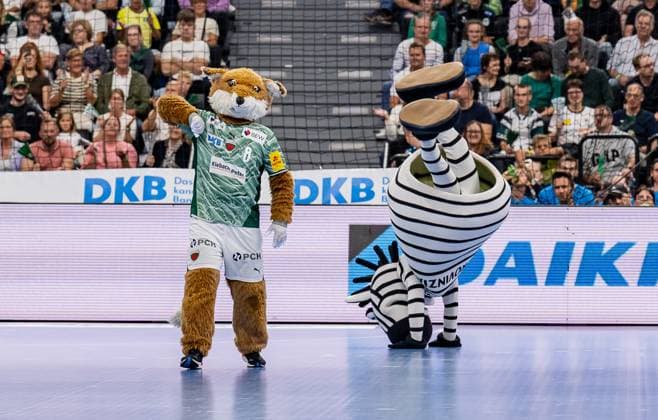 FUCHSI (Maskottchen, Fuechse Berlin) und Hein Daddel (Maskottchen, THW Kiel) bei der Pausenunterhaltung GER, Fuechse Berlin vs. THW Kiel, Handball, HBL Supercup 2025, Finale, 23.08.2025. GER, Fuechse Berlin vs. THW Kiel, Handball, HBL Supercup 2025, Finale, 23.08.2025. Muenchen Copyright: xEibner-Pressefoto HeikexFeinerx EP_HFR
