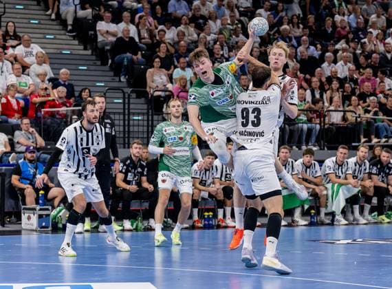 Veron Nacinovic (THW Kiel, 93) und Eric Oscar Johansson (THW Kiel, 21) gegen Nils Lichtlein (Fuechse Berlin, 17) GER, Fuechse Berlin vs. THW Kiel, Handball, HBL Supercup 2025, Finale, 23.08.2025. GER, Fuechse Berlin vs. THW Kiel, Handball, HBL Supercup 2025, Finale, 23.08.2025. Muenchen Copyright: xEibner-Pressefoto HeikexFeinerx EP_HFR