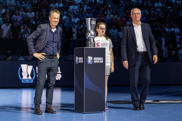 Der HBL Supercup steht auf einem Podest bereit fuer die Uebergabe an die Fuechse Berlin, rechts Uwe Schwenker (Praesident, DAIKIN Handball Bundesliga) GER, Fuechse Berlin vs. THW Kiel, Handball, HBL Supercup 2025, Finale, 23.08.2025. GER, Fuechse Berlin vs. THW Kiel, Handball, HBL Supercup 2025, Finale, 23.08.2025. Muenchen Copyright: xEibner-Pressefoto HeikexFeinerx EP_HFR