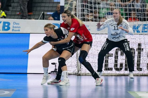 Anika Niederwieser (Thueringer HC, 14) gegen Laura Rueffieux (HSG Blomberg-Lippe, 3) GER, HSG Blomberg-Lippe vs. Thueringer HC, Handball, HBF Supercup 2025, Finale, 23.08.2025. GER, HSG Blomberg-Lippe vs. Thueringer HC, Handball, HBF Supercup 2025, Finale, 23.08.2025. Muenchen Copyright: xEibner-Pressefoto HeikexFeinerx EP_HFR