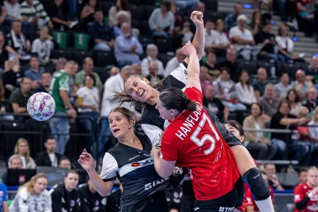 Laura Rueffieux (HSG Blomberg-Lippe, 3) und Malin Sandberg (HSG Blomberg-Lippe, 28) gegen Josefine Hanfland (Thueringer HC, 57) GER, HSG Blomberg-Lippe vs. Thueringer HC, Handball, HBF Supercup 2025, Finale, 23.08.2025. GER, HSG Blomberg-Lippe vs. Thueringer HC, Handball, HBF Supercup 2025, Finale, 23.08.2025. Muenchen Copyright: xEibner-Pressefoto HeikexFeinerx EP_HFR