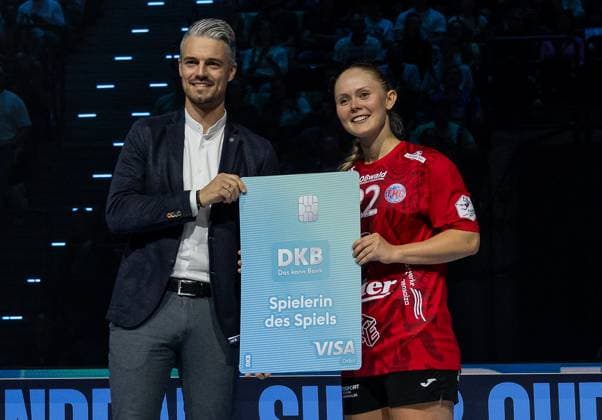 Rikke Hoffbeck Petersen (Thueringer HC, 22) erhaelt nach dem Spiel die Auszeichnung als Spielerin des Spiels GER, HSG Blomberg-Lippe vs. Thueringer HC, Handball, HBF Supercup 2025, Finale, 23.08.2025. GER, HSG Blomberg-Lippe vs. Thueringer HC, Handball, HBF Supercup 2025, Finale, 23.08.2025. Muenchen Copyright: xEibner-Pressefoto HeikexFeinerx EP_HFR