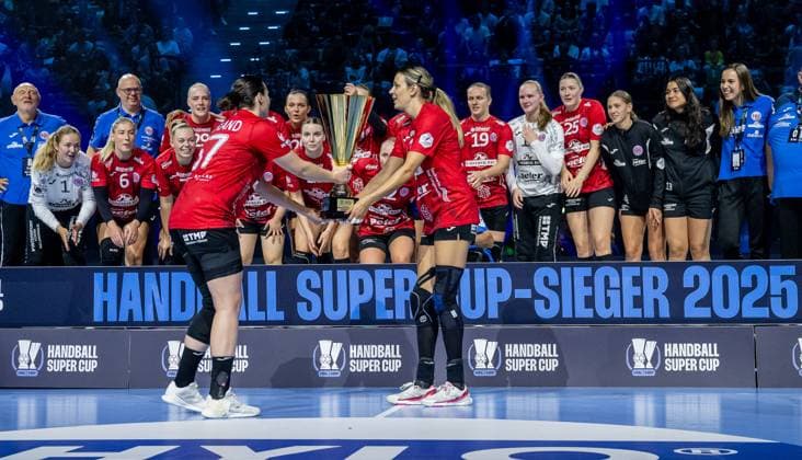 Josefine Hanfland (Thueringer HC, 57) und Anika Niederwieser (Thueringer HC, 14) machen sich bereit, den Pokal Supercup zu praesentieren GER, HSG Blomberg-Lippe vs. Thueringer HC, Handball, HBF Supercup 2025, Finale, 23.08.2025. GER, HSG Blomberg-Lippe vs. Thueringer HC, Handball, HBF Supercup 2025, Finale, 23.08.2025. Muenchen Copyright: xEibner-Pressefoto HeikexFeinerx EP_HFR