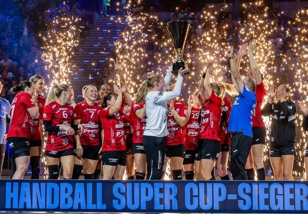 Das Team des Thueringer HC bejubelt den Gewinn des HBF Supercup 2025 bei der Siegerehrung GER, HSG Blomberg-Lippe vs. Thueringer HC, Handball, HBF Supercup 2025, Finale, 23.08.2025. GER, HSG Blomberg-Lippe vs. Thueringer HC, Handball, HBF Supercup 2025, Finale, 23.08.2025. Muenchen Copyright: xEibner-Pressefoto HeikexFeinerx EP_HFR