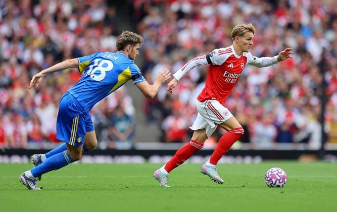 Martin Odegaard of Arsenal and Anton Stach of Leeds United Arsenal v Leeds United, Premier League, Football, Emirates Stadium, London, UK - 23 Aug 2025London Emirates Stadium United Kingdom EDITORIAL USE ONLY No use with unauthorised audio, video, data, fixture lists, club league logos or live services. Online in-match use limited to 120 images, no video emulation. No use in betting, games or single club league player publications. Copyright: xMichaelxZemanek Shutterstockx 15451837dd