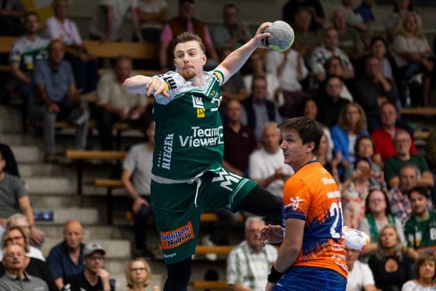 Erik PERSSON (FRISCH AUF! Goeppingen, 22) erzielt ein Tor, Aktion, Torwur fFRISCH AUF! Goeppingen (FAG) vs. SKK Talent Pilsen, Handball, Maenner, Players Night, Testspiel, Saisoneroeffnung, Spielzeit 2025 2026, 23.08.2025 FRISCH AUF! Goeppingen (FAG) vs. SKK Talent Pilsen, Handball, Maenner, Players Night, Testspiel, Saisoneroeffnung, Spielzeit 2025 2026, 23.08.2025 Goeppingen Copyright: xEibnerxPressefoto OliverxSchmidtx EP_OST