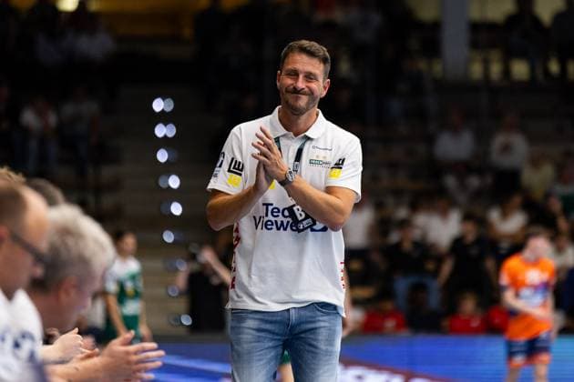 Ben MATSCHKE (FRISCH AUF! Goeppingen, Trainer) klatscht, positive Emotionen FRISCH AUF! Goeppingen (FAG) vs. SKK Talent Pilsen, Handball, Maenner, Players Night, Testspiel, Saisoneroeffnung, Spielzeit 2025 2026, 23.08.2025 FRISCH AUF! Goeppingen (FAG) vs. SKK Talent Pilsen, Handball, Maenner, Players Night, Testspiel, Saisoneroeffnung, Spielzeit 2025 2026, 23.08.2025 Goeppingen Copyright: xEibnerxPressefoto OliverxSchmidtx EP_OST