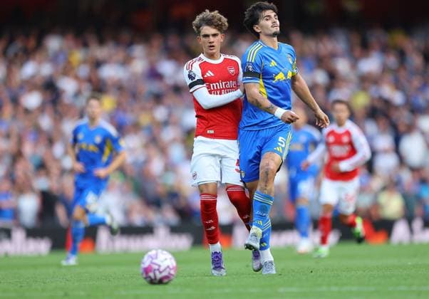 Max Robert Dowman of Arsenal and Pascal Struijk of Leeds United Arsenal v Leeds United, Premier League, Football, Emirates Stadium, London, UK - 23 Aug 2025London Emirates Stadium United Kingdom EDITORIAL USE ONLY No use with unauthorised audio, video, data, fixture lists, club league logos or live services. Online in-match use limited to 120 images, no video emulation. No use in betting, games or single club league player publications. Copyright: xMichaelxZemanek Shutterstockx 15451837el