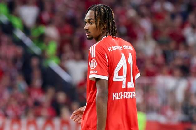 Jonah Kusi-Asare (FC Bayern Muenchen) schaut, Bundesliga, FC Bayern München v RB Leipzig, Allianz Arena am 22. August 2025 in München, Deutschland. (Foto von Marco Steinbrenner DeFodi Images) Jonah Kusi-Asare (FC Bayern Muenchen) looks on, Bundesliga, FC Bayern München v RB Leipzig, Allianz Arena, August 22, 2025 in München, Germany. (Photo by Marco Steinbrenner DeFodi Images) DFL regulations prohibit any use of photographs as image sequences and or quasi-video.