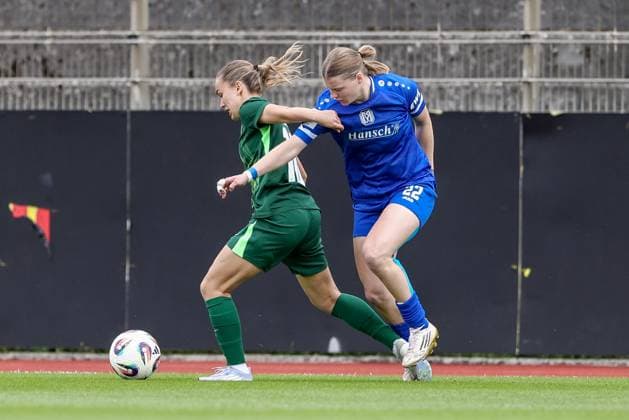 v.li.: Maja Zielinska (VfL Wolfsburg II, 10) und Lilly Damm (SV Meppen, 22) im Zweikampf, Duell, Dynamik, Aktion, Action, Spielszene, DIE DFB-RICHTLINIEN UNTERSAGEN JEGLICHE NUTZUNG VON FOTOS ALS SEQUENZBILDER UND ODER VIDEOÄHNLICHE FOTOSTRECKEN. DFB REGULATIONS PROHIBIT ANY USE OF PHOTOGRAPHS AS IMAGE SEQUENCES AND OR QUASI-VIDEO., 24.08.2025, Meppen (Deutschland), Fussball, 2. Frauen-Bundesliga, VfL Wolfsburg II - SV Meppen