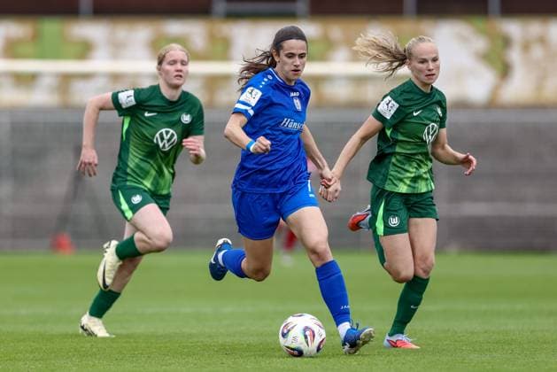 v.li.: Marie Bleil (SV Meppen, 7) und Linnea Saelen (VfL Wolfsburg II, 31) im Laufduell, Zweikampf, Duell, Dynamik, Aktion, Action, Spielszene, DIE DFB-RICHTLINIEN UNTERSAGEN JEGLICHE NUTZUNG VON FOTOS ALS SEQUENZBILDER UND ODER VIDEOÄHNLICHE FOTOSTRECKEN. DFB REGULATIONS PROHIBIT ANY USE OF PHOTOGRAPHS AS IMAGE SEQUENCES AND OR QUASI-VIDEO., 24.08.2025, Meppen (Deutschland), Fussball, 2. Frauen-Bundesliga, VfL Wolfsburg II - SV Meppen