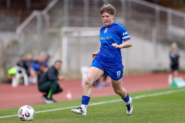 Lea Mauly (SV Meppen, 19) am Ball, Freisteller, Einzelbild, Ganzkörper, Aktion, Action, Spielszene, DIE DFB-RICHTLINIEN UNTERSAGEN JEGLICHE NUTZUNG VON FOTOS ALS SEQUENZBILDER UND ODER VIDEOÄHNLICHE FOTOSTRECKEN. DFB REGULATIONS PROHIBIT ANY USE OF PHOTOGRAPHS AS IMAGE SEQUENCES AND OR QUASI-VIDEO., 24.08.2025, Meppen (Deutschland), Fussball, 2. Frauen-Bundesliga, VfL Wolfsburg II - SV Meppen