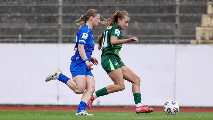 v.li.: Lilly Damm (SV Meppen, 22) und Elena Gößler (VfL Wolfsburg II, 14) im Zweikampf, Duell, Dynamik, Aktion, Action, Spielszene, DIE DFB-RICHTLINIEN UNTERSAGEN JEGLICHE NUTZUNG VON FOTOS ALS SEQUENZBILDER UND ODER VIDEOÄHNLICHE FOTOSTRECKEN. DFB REGULATIONS PROHIBIT ANY USE OF PHOTOGRAPHS AS IMAGE SEQUENCES AND OR QUASI-VIDEO., 24.08.2025, Meppen (Deutschland), Fussball, 2. Frauen-Bundesliga, VfL Wolfsburg II - SV Meppen