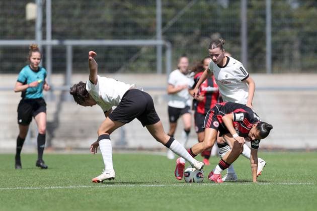 24.08.2025, xjcx, Frauen, Fussball, Saison 2025 2026, 2. Frauen-Bundesliga, 1. Spieltag: Eintracht Frankfurt II - Borussia Moenchengladbach Maresa Arici ( 26, Borussia Mönchengladbach), Valentina Limani ( 9, Eintracht Frankfurt II), Miriam Arici ( 2, Borussia Mönchengladbach) Frankfurt am Main Stadion am Brentanobad Hessen Deutschland
