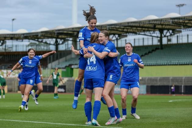Spielerinnen vom SV Meppen mit Torjubel, Jubel, jubeln, jubelt, optimistisch, Spielszene, Highlight, Freude über das Tor zum 0:1, DIE DFB-RICHTLINIEN UNTERSAGEN JEGLICHE NUTZUNG VON FOTOS ALS SEQUENZBILDER UND ODER VIDEOÄHNLICHE FOTOSTRECKEN. DFB REGULATIONS PROHIBIT ANY USE OF PHOTOGRAPHS AS IMAGE SEQUENCES AND OR QUASI-VIDEO., 24.08.2025, Meppen (Deutschland), Fussball, 2. Frauen-Bundesliga, VfL Wolfsburg II - SV Meppen