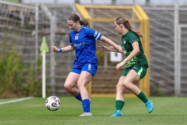 v.li.: Laura Bröring (SV Meppen, 6) und Clara Oppermann (VfL Wolfsburg II, 19) im Zweikampf, Duell, Dynamik, Aktion, Action, Spielszene, DIE DFB-RICHTLINIEN UNTERSAGEN JEGLICHE NUTZUNG VON FOTOS ALS SEQUENZBILDER UND ODER VIDEOÄHNLICHE FOTOSTRECKEN. DFB REGULATIONS PROHIBIT ANY USE OF PHOTOGRAPHS AS IMAGE SEQUENCES AND OR QUASI-VIDEO., 24.08.2025, Meppen (Deutschland), Fussball, 2. Frauen-Bundesliga, VfL Wolfsburg II - SV Meppen