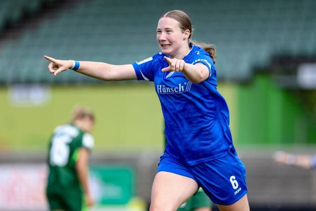 Torschützin Laura Bröring (SV Meppen, 6) mit Torjubel, Jubel, jubeln, jubelt, optimistisch, Spielszene, Highlight, Freude über das Tor zum 0:2, DIE DFB-RICHTLINIEN UNTERSAGEN JEGLICHE NUTZUNG VON FOTOS ALS SEQUENZBILDER UND ODER VIDEOÄHNLICHE FOTOSTRECKEN. DFB REGULATIONS PROHIBIT ANY USE OF PHOTOGRAPHS AS IMAGE SEQUENCES AND OR QUASI-VIDEO., 24.08.2025, Meppen (Deutschland), Fussball, 2. Frauen-Bundesliga, VfL Wolfsburg II - SV Meppen