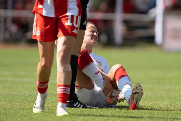 Fabienne Dongus (VFB Stuttgart Frauen, 33) beschwert sich nach einem Foul, GER, VfB Stuttgart Frauen vs. FC Bayern Muenchen Frauen II, Fussball, 2. Frauen-Bundesliga, 1. Spieltag, Spielzeit 2025 2026, 24.08.2025, GER, VfB Stuttgart Frauen vs. FC Bayern Muenchen Frauen II, Fussball, 2. Frauen-Bundesliga, 1. Spieltag, Spielzeit 2025 2026, 24.08.2025, Stuttgart Copyright: xEibner-Pressefoto EdwardxCheungx EP_ECG