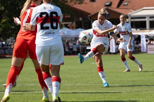 Schuss zum Tor 1:0 durch Jana Beuschlein (VFB Stuttgart Frauen, 20), GER, VfB Stuttgart Frauen vs. FC Bayern Muenchen Frauen II, Fussball, 2. Frauen-Bundesliga, 1. Spieltag, Spielzeit 2025 2026, 24.08.2025, GER, VfB Stuttgart Frauen vs. FC Bayern Muenchen Frauen II, Fussball, 2. Frauen-Bundesliga, 1. Spieltag, Spielzeit 2025 2026, 24.08.2025, Stuttgart Copyright: xEibner-Pressefoto EdwardxCheungx EP_ECG