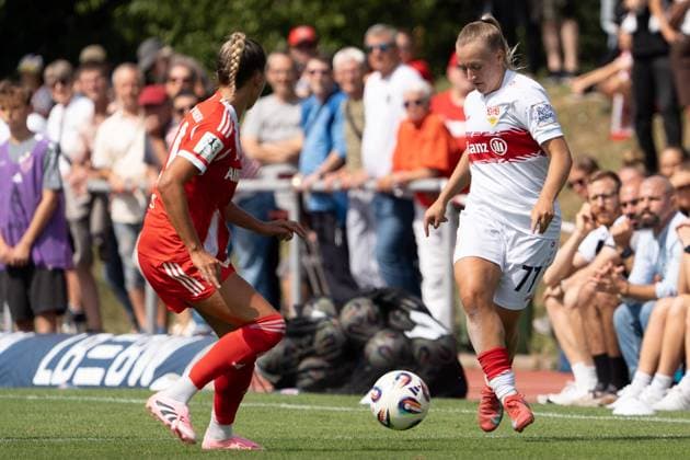 Leonie Schetter (VFB Stuttgart Frauen, 77) im Duell mit Jana Kappes (FC Bayern Muenchen 2 Frauen, 20), GER, VfB Stuttgart Frauen vs. FC Bayern Muenchen Frauen II, Fussball, 2. Frauen-Bundesliga, 1. Spieltag, Spielzeit 2025 2026, 24.08.2025, GER, VfB Stuttgart Frauen vs. FC Bayern Muenchen Frauen II, Fussball, 2. Frauen-Bundesliga, 1. Spieltag, Spielzeit 2025 2026, 24.08.2025, Stuttgart Copyright: xEibner-Pressefoto EdwardxCheungx EP_ECG