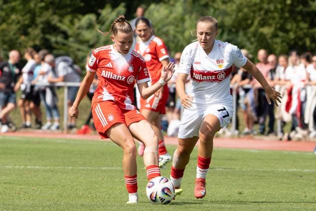 Leonie Schetter (VFB Stuttgart Frauen, 77) im Duell mit Jana Kappes (FC Bayern Muenchen 2 Frauen, 20), GER, VfB Stuttgart Frauen vs. FC Bayern Muenchen Frauen II, Fussball, 2. Frauen-Bundesliga, 1. Spieltag, Spielzeit 2025 2026, 24.08.2025, GER, VfB Stuttgart Frauen vs. FC Bayern Muenchen Frauen II, Fussball, 2. Frauen-Bundesliga, 1. Spieltag, Spielzeit 2025 2026, 24.08.2025, Stuttgart Copyright: xEibner-Pressefoto EdwardxCheungx EP_ECG