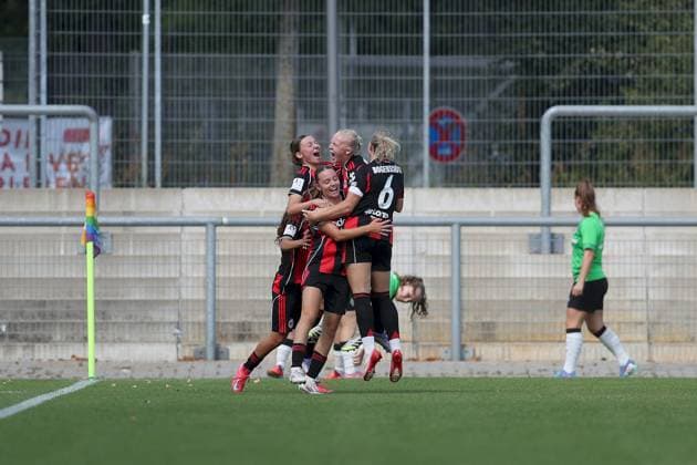24.08.2025, xjcx, Frauen, Fussball, Saison 2025 2026, 2. Frauen-Bundesliga, 1. Spieltag: Eintracht Frankfurt II - Borussia Moenchengladbach Torjubel nach dem 1:1, Ela Naz Demirbas ( 22, Eintracht Frankfurt II), Tessa Zimmermann ( 27, Eintracht Frankfurt II), Helene Schäfer ( 35, Eintracht Frankfurt II), Keira Bednorz ( 23, Eintracht Frankfurt II), Kerstin Bogenschütz ( 6, Eintracht Frankfurt II) Frankfurt am Main Stadion am Brentanobad Hessen Deutschland