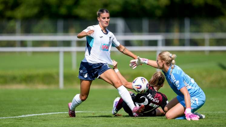 v.li.: Selina Cerci (TSG, 29), Beatrix Fördös (FCN, 27), Larissa Rusek (Torwart, Torhüterin, FCN, 21), Zweikampf, Spielszene, Duell, duel, tackle, tackling, Dynamik, Action, Aktion, im Strafraum, Strafraumszene, 24.08.2025, Sankt Leon-Rot (Deutschland), Fussball, Frauen, Testspiel, TSG 1899 Hoffenheim - 1. FC Nürnberg, 24.08.2025, Sankt Leon-Rot (Deutschland), Fussball, Frauen, Testspiel, TSG 1899 Hoffenheim - 1. FC Nürnberg, DFB DFL REGULATIONS PROHIBIT ANY USE OF PHOTOGRAPHS AS IMAGE SEQUENCES AND OR QUASI-VIDEO.