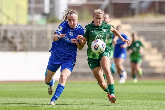 v.li.: Bente Bode (SV Meppen, 14) und Elena Gößler (VfL Wolfsburg II, 14) im Zweikampf, Duell, Dynamik, Aktion, Action, Spielszene, DIE DFB-RICHTLINIEN UNTERSAGEN JEGLICHE NUTZUNG VON FOTOS ALS SEQUENZBILDER UND ODER VIDEOÄHNLICHE FOTOSTRECKEN. DFB REGULATIONS PROHIBIT ANY USE OF PHOTOGRAPHS AS IMAGE SEQUENCES AND OR QUASI-VIDEO., 24.08.2025, Meppen (Deutschland), Fussball, 2. Frauen-Bundesliga, VfL Wolfsburg II - SV Meppen
