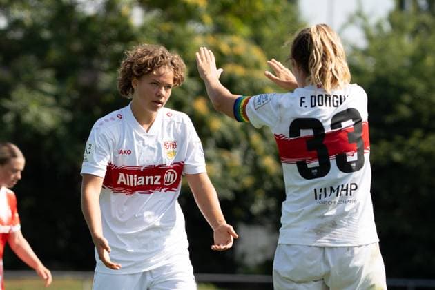 Rosa Rückert (VFB Stuttgart Frauen, 11) klatscht mit GER, VfB Stuttgart Frauen vs. FC Bayern Muenchen Frauen II, Fussball, 2. Frauen-Bundesliga, 1. Spieltag, Spielzeit 2025 2026, 24.08.2025, GER, VfB Stuttgart Frauen vs. FC Bayern Muenchen Frauen II, Fussball, 2. Frauen-Bundesliga, 1. Spieltag, Spielzeit 2025 2026, 24.08.2025, Stuttgart Copyright: xEibner-Pressefoto EdwardxCheungx EP_ECG