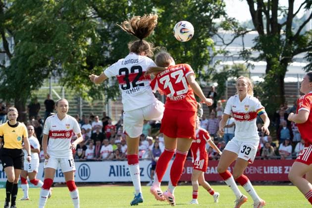 Tamar Dongus (VFB Stuttgart Frauen, 32) gewinnt das Kopfballduell, GER, VfB Stuttgart Frauen vs. FC Bayern Muenchen Frauen II, Fussball, 2. Frauen-Bundesliga, 1. Spieltag, Spielzeit 2025 2026, 24.08.2025, GER, VfB Stuttgart Frauen vs. FC Bayern Muenchen Frauen II, Fussball, 2. Frauen-Bundesliga, 1. Spieltag, Spielzeit 2025 2026, 24.08.2025, Stuttgart Copyright: xEibner-Pressefoto EdwardxCheungx EP_ECG