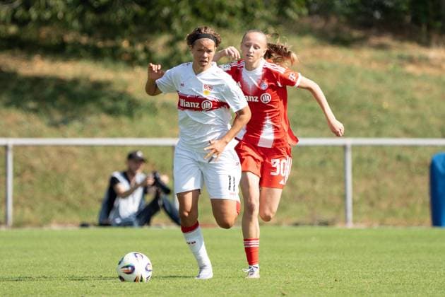 Rosa Rückert (VFB Stuttgart Frauen, 11) im Zweikampf mit Hanna Wegscheider (FC Bayern Muenchen 2 Frauen, 30), GER, VfB Stuttgart Frauen vs. FC Bayern Muenchen Frauen II, Fussball, 2. Frauen-Bundesliga, 1. Spieltag, Spielzeit 2025 2026, 24.08.2025, GER, VfB Stuttgart Frauen vs. FC Bayern Muenchen Frauen II, Fussball, 2. Frauen-Bundesliga, 1. Spieltag, Spielzeit 2025 2026, 24.08.2025, Stuttgart Copyright: xEibner-Pressefoto EdwardxCheungx EP_ECG