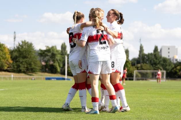 Jubel des VfB Stuttgart mit Leonie Kopp (VFB Stuttgart Frauen, 13), Linette Hofmann (VFB Stuttgart Frauen, 02), Jana Spengler (VFB Stuttgart Frauen, 18), GER, VfB Stuttgart Frauen vs. FC Bayern Muenchen Frauen II, Fussball, 2. Frauen-Bundesliga, 1. Spieltag, Spielzeit 2025 2026, 24.08.2025, GER, VfB Stuttgart Frauen vs. FC Bayern Muenchen Frauen II, Fussball, 2. Frauen-Bundesliga, 1. Spieltag, Spielzeit 2025 2026, 24.08.2025, Stuttgart Copyright: xEibner-Pressefoto EdwardxCheungx EP_ECG
