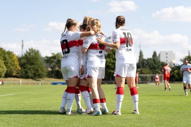 Jubel des VfB Stuttgart mit Leonie Kopp (VFB Stuttgart Frauen, 13), Linette Hofmann (VFB Stuttgart Frauen, 02), Jana Spengler (VFB Stuttgart Frauen, 18), GER, VfB Stuttgart Frauen vs. FC Bayern Muenchen Frauen II, Fussball, 2. Frauen-Bundesliga, 1. Spieltag, Spielzeit 2025 2026, 24.08.2025, GER, VfB Stuttgart Frauen vs. FC Bayern Muenchen Frauen II, Fussball, 2. Frauen-Bundesliga, 1. Spieltag, Spielzeit 2025 2026, 24.08.2025, Stuttgart Copyright: xEibner-Pressefoto EdwardxCheungx EP_ECG