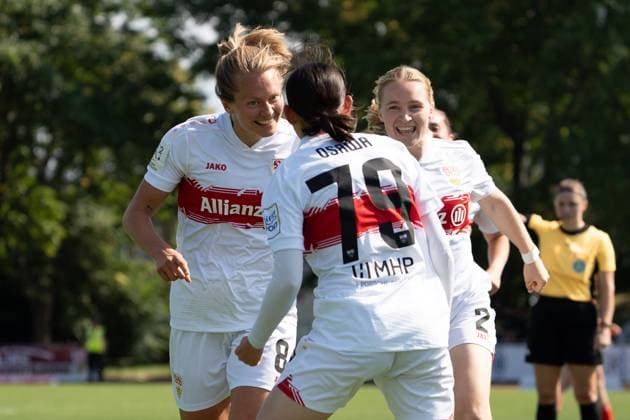 Haruka Osawa (VFB Stuttgart Frauen, 79) jubelt nach ihrem Tor mit Maximiliane Rall (VFB Stuttgart Frauen, 08) und Linette Hofmann (VFB Stuttgart Frauen, 02), GER, VfB Stuttgart Frauen vs. FC Bayern Muenchen Frauen II, Fussball, 2. Frauen-Bundesliga, 1. Spieltag, Spielzeit 2025 2026, 24.08.2025, GER, VfB Stuttgart Frauen vs. FC Bayern Muenchen Frauen II, Fussball, 2. Frauen-Bundesliga, 1. Spieltag, Spielzeit 2025 2026, 24.08.2025, Stuttgart Copyright: xEibner-Pressefoto EdwardxCheungx EP_ECG