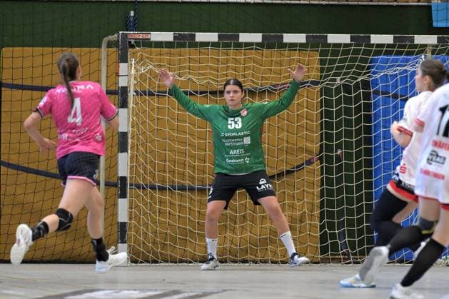 Kerstin Sander (TG Nuertingen, 53) im Tor gegen Lois van Vliet (TusSies Metzingen, 04) TG Nuertingen vs. TusSies Metzingen, Handball, DHB-Pokal, 1.Runde, Saison 2025 2026, 24.08.2025 TG Nuertingen vs. TusSies Metzingen, Handball, DHB-Pokal, 1.Runde, Saison 2025 2026, 24.08.2025 Nuertingen Copyright: xEibner-Pressefoto TobiasxBaurx EP_TBR