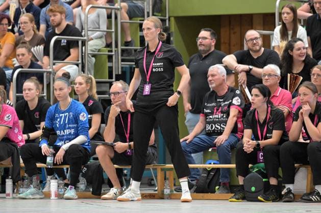 Miriam Hirsch (TusSies Metzingen, Trainerin) TG Nuertingen vs. TusSies Metzingen, Handball, DHB-Pokal, 1.Runde, Saison 2025 2026, 24.08.2025 TG Nuertingen vs. TusSies Metzingen, Handball, DHB-Pokal, 1.Runde, Saison 2025 2026, 24.08.2025 Nuertingen Copyright: xEibner-Pressefoto TobiasxBaurx EP_TBR