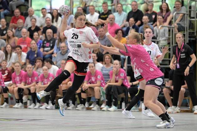 Annika Distel (TG Nuertingen, 25) gegen Svenja Demmel (TusSies Metzingen, 21) TG Nuertingen vs. TusSies Metzingen, Handball, DHB-Pokal, 1.Runde, Saison 2025 2026, 24.08.2025 TG Nuertingen vs. TusSies Metzingen, Handball, DHB-Pokal, 1.Runde, Saison 2025 2026, 24.08.2025 Nuertingen Copyright: xEibner-Pressefoto TobiasxBaurx EP_TBR
