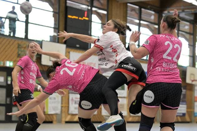 Annika Distel (TG Nuertingen, 25) gegen Svenja Huebner (TusSies Metzingen, 26) und Gabriela Bitolo (TusSies Metzingen, 22) TG Nuertingen vs. TusSies Metzingen, Handball, DHB-Pokal, 1.Runde, Saison 2025 2026, 24.08.2025 TG Nuertingen vs. TusSies Metzingen, Handball, DHB-Pokal, 1.Runde, Saison 2025 2026, 24.08.2025 Nuertingen Copyright: xEibner-Pressefoto TobiasxBaurx EP_TBR