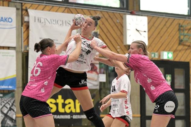 Leonie Dreizler (TG Nuertingen, 23) gegen Svenja Huebner (TusSies Metzingen, 26) und Naina Klein (TusSies Metzingen, 09) TG Nuertingen vs. TusSies Metzingen, Handball, DHB-Pokal, 1.Runde, Saison 2025 2026, 24.08.2025 TG Nuertingen vs. TusSies Metzingen, Handball, DHB-Pokal, 1.Runde, Saison 2025 2026, 24.08.2025 Nuertingen Copyright: xEibner-Pressefoto TobiasxBaurx EP_TBR